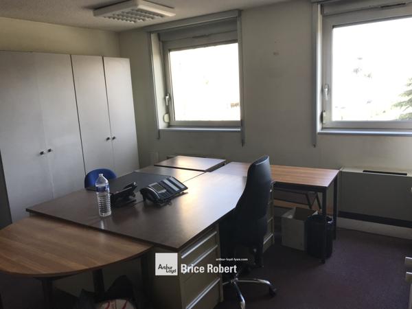 Bureaux à louer à Lyon 8ème dans immeuble tertiaire lumineux proche métro