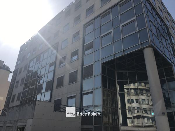 Bureaux à louer à Lyon 8ème dans immeuble tertiaire lumineux proche métro