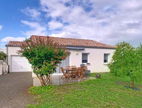À vendre, Maison contemporaine de plain pied, 3 chambres, garage, sous garantie décennale, située à Angles (85750), à 1à minutes de l'Océan