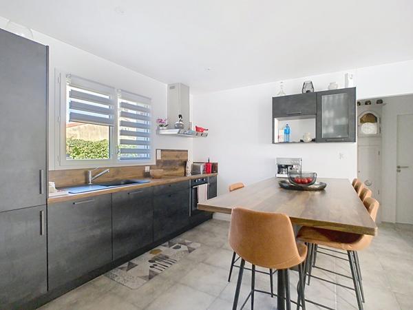 À vendre, Maison contemporaine de plain pied, 3 chambres, garage, sous garantie décennale, située à Angles (85750), à 1à minutes de l'Océan