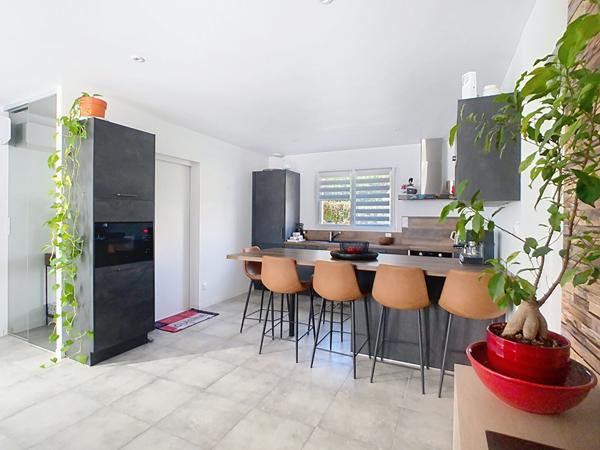 À vendre, Maison contemporaine de plain pied, 3 chambres, garage, sous garantie décennale, située à Angles (85750), à 1à minutes de l'Océan