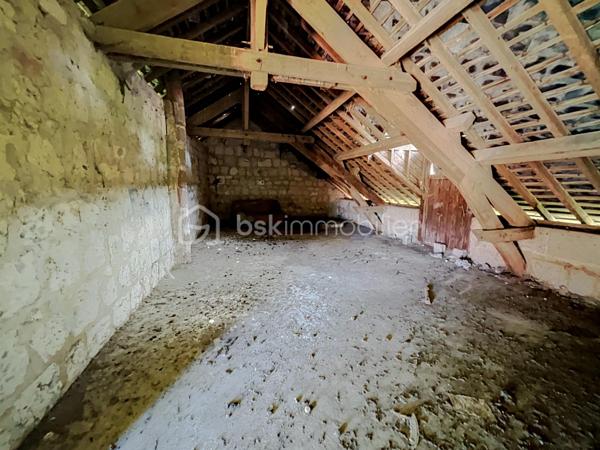 Située au coeur d'un environnement paisible, cette maison de plain pied vous séduira par son cachet et ses nombreuses possibilités d'aménagement ; elle  dispose d’un grenier aménageable, idéal pour créer des espaces supplémentaires selon vos envies (chambres, bureau, salle de jeux…).

Le rez de chaussée se compose  d'une spacieuse cuisine de 20 m2 à aménager, d'un salon, de trois chambres dont une complètement rénovée, d'une salle d'eau et des toilettes indépendants.
Un grenier d'environ 85 m2 ( surface au sol) pourra être aménagé et augmenter la surface habitable.

L'extérieur, totalement clôturé et avec un double accès, dispose  de nombreuses dépendances polyvalentes : garage, espaces de stockage, atelier de jardinerie, et une ancienne étable pouvant être transformée en petite salle de réception ou boxs  pour chevaux.

Dans la commune prisée de Barisis, avec école maternelle et primaire, vous ne serez qu'à 10 minutes de toutes les commodités à Chauny et pourrez profiter de la forêt pour de belles promenades. 

Les atouts du bien :
Maison de plain-pied avec beaucoup de charme
Potentiel du grenier
Nombreuses dépendances (stockage, garage, atelier, étable)
Menuiseries double vitrage en PVC
Jardin exposé SUD

CONTACTEZ MOI POUR UNE VISITE
