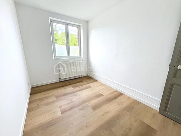 Située au coeur d'un environnement paisible, cette maison de plain pied vous séduira par son cachet et ses nombreuses possibilités d'aménagement ; elle  dispose d’un grenier aménageable, idéal pour créer des espaces supplémentaires selon vos envies (chambres, bureau, salle de jeux…).

Le rez de chaussée se compose  d'une spacieuse cuisine de 20 m2 à aménager, d'un salon, de trois chambres dont une complètement rénovée, d'une salle d'eau et des toilettes indépendants.
Un grenier d'environ 85 m2 ( surface au sol) pourra être aménagé et augmenter la surface habitable.

L'extérieur, totalement clôturé et avec un double accès, dispose  de nombreuses dépendances polyvalentes : garage, espaces de stockage, atelier de jardinerie, et une ancienne étable pouvant être transformée en petite salle de réception ou boxs  pour chevaux.

Dans la commune prisée de Barisis, avec école maternelle et primaire, vous ne serez qu'à 10 minutes de toutes les commodités à Chauny et pourrez profiter de la forêt pour de belles promenades. 

Les atouts du bien :
Maison de plain-pied avec beaucoup de charme
Potentiel du grenier
Nombreuses dépendances (stockage, garage, atelier, étable)
Menuiseries double vitrage en PVC
Jardin exposé SUD

CONTACTEZ MOI POUR UNE VISITE