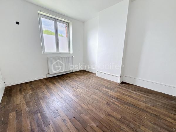 Située au coeur d'un environnement paisible, cette maison de plain pied vous séduira par son cachet et ses nombreuses possibilités d'aménagement ; elle  dispose d’un grenier aménageable, idéal pour créer des espaces supplémentaires selon vos envies (chambres, bureau, salle de jeux…).

Le rez de chaussée se compose  d'une spacieuse cuisine de 20 m2 à aménager, d'un salon, de trois chambres dont une complètement rénovée, d'une salle d'eau et des toilettes indépendants.
Un grenier d'environ 85 m2 ( surface au sol) pourra être aménagé et augmenter la surface habitable.

L'extérieur, totalement clôturé et avec un double accès, dispose  de nombreuses dépendances polyvalentes : garage, espaces de stockage, atelier de jardinerie, et une ancienne étable pouvant être transformée en petite salle de réception ou boxs  pour chevaux.

Dans la commune prisée de Barisis, avec école maternelle et primaire, vous ne serez qu'à 10 minutes de toutes les commodités à Chauny et pourrez profiter de la forêt pour de belles promenades. 

Les atouts du bien :
Maison de plain-pied avec beaucoup de charme
Potentiel du grenier
Nombreuses dépendances (stockage, garage, atelier, étable)
Menuiseries double vitrage en PVC
Jardin exposé SUD

CONTACTEZ MOI POUR UNE VISITE