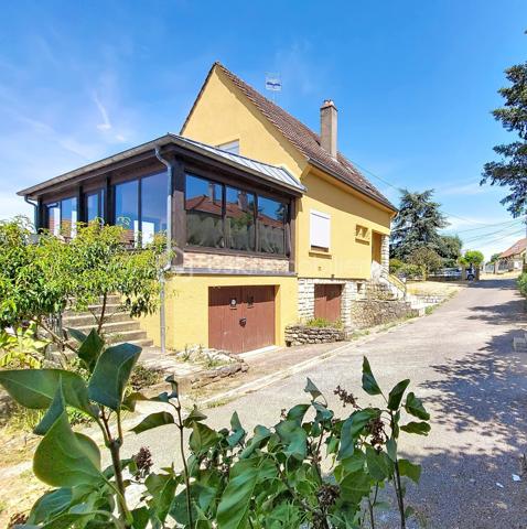 Dole   Maison individuelle entièrement rénovée – 121 m² habitables – Sous-sol complet – Terrain clos de 745 m²

À découvrir sans tarder, cette agréable maison individuelle entièrement rénovée, idéalement située dans un environnement calme de Dole. 

Un hall d'entrée lumineux mène à un salon chaleureux ouvert sur une cuisine équipée récente, aménagée autour d'un îlot central.

Dans son prolongement, une spacieuse véranda constitue un véritable espace de vie supplémentaire, avec un accès au jardin, permettant de profiter pleinement de l'extérieur tout au long de l'année.

Le rez-de-chaussée comprend également une chambre ainsi qu'une salle d'eau récente avec toilettes.

À l'étage, un palier dessert deux belles chambres, un bureau, un WC indépendant ainsi qu'une seconde salle d'eau récemment rénovée, dont les derniers travaux d'aménagement restent à réaliser, offrant ainsi la possibilité de la personnaliser selon vos envies.

Le sous-sol propose de nombreux espaces pratiques avec une grande buanderie, un cellier, un espace chaufferie ainsi qu'un garage.

À l'extérieur, vous profiterez d'une parcelle de 745 m² entièrement clôturée. Un second garage indépendant vient compléter les prestations de ce bien.

Les atouts de cette maison :

✔ Maison entièrement rénovée avec goût
✔ Cuisine équipée récente avec îlot central
✔ Grande véranda lumineuse offrant un véritable espace de vie supplémentaire
✔ Deux garages
✔ Terrain entièrement clôturé de 745 m²
✔ Isolation des murs intérieurs et des combles réalisée
✔ Électricité et plomberie entièrement refaites
✔ Sols rénovés dans l'ensemble de la maison
✔ Menuiseries PVC double vitrage
✔ Salle d'eau récente au rez-de-chaussée
✔ Seconde salle d'eau à l'étage récemment rénovée, à finaliser selon vos envies
✔ Secteur calme et recherché

Une maison soignée, fonctionnelle et lumineuse, idéale pour accueillir votre projet de vie.

Une visite s'impose ! Contactez-moi dès aujourd'hui pour découvrir tout son potentiel.