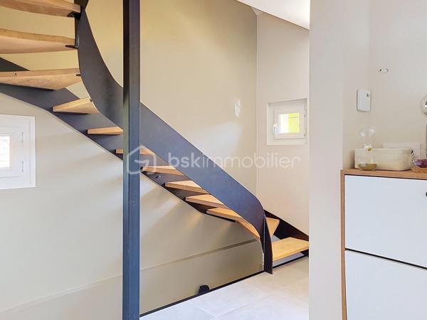 Dole   Maison individuelle entièrement rénovée – 121 m² habitables – Sous-sol complet – Terrain clos de 745 m²

À découvrir sans tarder, cette agréable maison individuelle entièrement rénovée, idéalement située dans un environnement calme de Dole. 

Un hall d'entrée lumineux mène à un salon chaleureux ouvert sur une cuisine équipée récente, aménagée autour d'un îlot central.

Dans son prolongement, une spacieuse véranda constitue un véritable espace de vie supplémentaire, avec un accès au jardin, permettant de profiter pleinement de l'extérieur tout au long de l'année.

Le rez-de-chaussée comprend également une chambre ainsi qu'une salle d'eau récente avec toilettes.

À l'étage, un palier dessert deux belles chambres, un bureau, un WC indépendant ainsi qu'une seconde salle d'eau récemment rénovée, dont les derniers travaux d'aménagement restent à réaliser, offrant ainsi la possibilité de la personnaliser selon vos envies.

Le sous-sol propose de nombreux espaces pratiques avec une grande buanderie, un cellier, un espace chaufferie ainsi qu'un garage.

À l'extérieur, vous profiterez d'une parcelle de 745 m² entièrement clôturée. Un second garage indépendant vient compléter les prestations de ce bien.

Les atouts de cette maison :

✔ Maison entièrement rénovée avec goût
✔ Cuisine équipée récente avec îlot central
✔ Grande véranda lumineuse offrant un véritable espace de vie supplémentaire
✔ Deux garages
✔ Terrain entièrement clôturé de 745 m²
✔ Isolation des murs intérieurs et des combles réalisée
✔ Électricité et plomberie entièrement refaites
✔ Sols rénovés dans l'ensemble de la maison
✔ Menuiseries PVC double vitrage
✔ Salle d'eau récente au rez-de-chaussée
✔ Seconde salle d'eau à l'étage récemment rénovée, à finaliser selon vos envies
✔ Secteur calme et recherché

Une maison soignée, fonctionnelle et lumineuse, idéale pour accueillir votre projet de vie.

Une visite s'impose ! Contactez-moi dès aujourd'hui pour découvrir tout son potentiel.