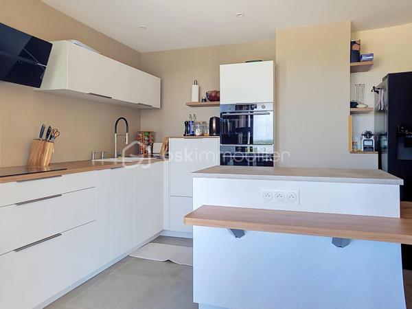 Dole   Maison individuelle entièrement rénovée – 121 m² habitables – Sous-sol complet – Terrain clos de 745 m²

À découvrir sans tarder, cette agréable maison individuelle entièrement rénovée, idéalement située dans un environnement calme de Dole. 

Un hall d'entrée lumineux mène à un salon chaleureux ouvert sur une cuisine équipée récente, aménagée autour d'un îlot central.

Dans son prolongement, une spacieuse véranda constitue un véritable espace de vie supplémentaire, avec un accès au jardin, permettant de profiter pleinement de l'extérieur tout au long de l'année.

Le rez-de-chaussée comprend également une chambre ainsi qu'une salle d'eau récente avec toilettes.

À l'étage, un palier dessert deux belles chambres, un bureau, un WC indépendant ainsi qu'une seconde salle d'eau récemment rénovée, dont les derniers travaux d'aménagement restent à réaliser, offrant ainsi la possibilité de la personnaliser selon vos envies.

Le sous-sol propose de nombreux espaces pratiques avec une grande buanderie, un cellier, un espace chaufferie ainsi qu'un garage.

À l'extérieur, vous profiterez d'une parcelle de 745 m² entièrement clôturée. Un second garage indépendant vient compléter les prestations de ce bien.

Les atouts de cette maison :

✔ Maison entièrement rénovée avec goût
✔ Cuisine équipée récente avec îlot central
✔ Grande véranda lumineuse offrant un véritable espace de vie supplémentaire
✔ Deux garages
✔ Terrain entièrement clôturé de 745 m²
✔ Isolation des murs intérieurs et des combles réalisée
✔ Électricité et plomberie entièrement refaites
✔ Sols rénovés dans l'ensemble de la maison
✔ Menuiseries PVC double vitrage
✔ Salle d'eau récente au rez-de-chaussée
✔ Seconde salle d'eau à l'étage récemment rénovée, à finaliser selon vos envies
✔ Secteur calme et recherché

Une maison soignée, fonctionnelle et lumineuse, idéale pour accueillir votre projet de vie.

Une visite s'impose ! Contactez-moi dès aujourd'hui pour découvrir tout son potentiel.