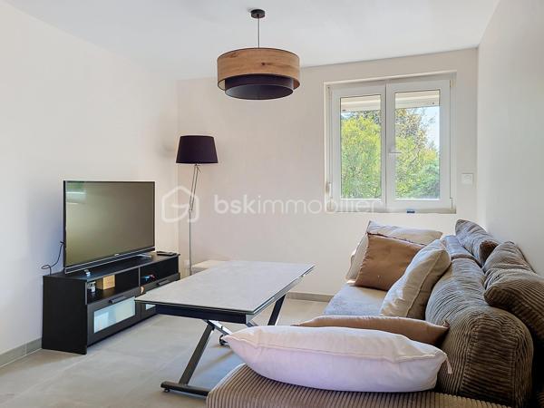 Dole   Maison individuelle entièrement rénovée – 121 m² habitables – Sous-sol complet – Terrain clos de 745 m²

À découvrir sans tarder, cette agréable maison individuelle entièrement rénovée, idéalement située dans un environnement calme de Dole. 

Un hall d'entrée lumineux mène à un salon chaleureux ouvert sur une cuisine équipée récente, aménagée autour d'un îlot central.

Dans son prolongement, une spacieuse véranda constitue un véritable espace de vie supplémentaire, avec un accès au jardin, permettant de profiter pleinement de l'extérieur tout au long de l'année.

Le rez-de-chaussée comprend également une chambre ainsi qu'une salle d'eau récente avec toilettes.

À l'étage, un palier dessert deux belles chambres, un bureau, un WC indépendant ainsi qu'une seconde salle d'eau récemment rénovée, dont les derniers travaux d'aménagement restent à réaliser, offrant ainsi la possibilité de la personnaliser selon vos envies.

Le sous-sol propose de nombreux espaces pratiques avec une grande buanderie, un cellier, un espace chaufferie ainsi qu'un garage.

À l'extérieur, vous profiterez d'une parcelle de 745 m² entièrement clôturée. Un second garage indépendant vient compléter les prestations de ce bien.

Les atouts de cette maison :

✔ Maison entièrement rénovée avec goût
✔ Cuisine équipée récente avec îlot central
✔ Grande véranda lumineuse offrant un véritable espace de vie supplémentaire
✔ Deux garages
✔ Terrain entièrement clôturé de 745 m²
✔ Isolation des murs intérieurs et des combles réalisée
✔ Électricité et plomberie entièrement refaites
✔ Sols rénovés dans l'ensemble de la maison
✔ Menuiseries PVC double vitrage
✔ Salle d'eau récente au rez-de-chaussée
✔ Seconde salle d'eau à l'étage récemment rénovée, à finaliser selon vos envies
✔ Secteur calme et recherché

Une maison soignée, fonctionnelle et lumineuse, idéale pour accueillir votre projet de vie.

Une visite s'impose ! Contactez-moi dès aujourd'hui pour découvrir tout son potentiel.