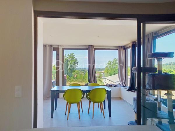 Dole   Maison individuelle entièrement rénovée – 121 m² habitables – Sous-sol complet – Terrain clos de 745 m²

À découvrir sans tarder, cette agréable maison individuelle entièrement rénovée, idéalement située dans un environnement calme de Dole. 

Un hall d'entrée lumineux mène à un salon chaleureux ouvert sur une cuisine équipée récente, aménagée autour d'un îlot central.

Dans son prolongement, une spacieuse véranda constitue un véritable espace de vie supplémentaire, avec un accès au jardin, permettant de profiter pleinement de l'extérieur tout au long de l'année.

Le rez-de-chaussée comprend également une chambre ainsi qu'une salle d'eau récente avec toilettes.

À l'étage, un palier dessert deux belles chambres, un bureau, un WC indépendant ainsi qu'une seconde salle d'eau récemment rénovée, dont les derniers travaux d'aménagement restent à réaliser, offrant ainsi la possibilité de la personnaliser selon vos envies.

Le sous-sol propose de nombreux espaces pratiques avec une grande buanderie, un cellier, un espace chaufferie ainsi qu'un garage.

À l'extérieur, vous profiterez d'une parcelle de 745 m² entièrement clôturée. Un second garage indépendant vient compléter les prestations de ce bien.

Les atouts de cette maison :

✔ Maison entièrement rénovée avec goût
✔ Cuisine équipée récente avec îlot central
✔ Grande véranda lumineuse offrant un véritable espace de vie supplémentaire
✔ Deux garages
✔ Terrain entièrement clôturé de 745 m²
✔ Isolation des murs intérieurs et des combles réalisée
✔ Électricité et plomberie entièrement refaites
✔ Sols rénovés dans l'ensemble de la maison
✔ Menuiseries PVC double vitrage
✔ Salle d'eau récente au rez-de-chaussée
✔ Seconde salle d'eau à l'étage récemment rénovée, à finaliser selon vos envies
✔ Secteur calme et recherché

Une maison soignée, fonctionnelle et lumineuse, idéale pour accueillir votre projet de vie.

Une visite s'impose ! Contactez-moi dès aujourd'hui pour découvrir tout son potentiel.