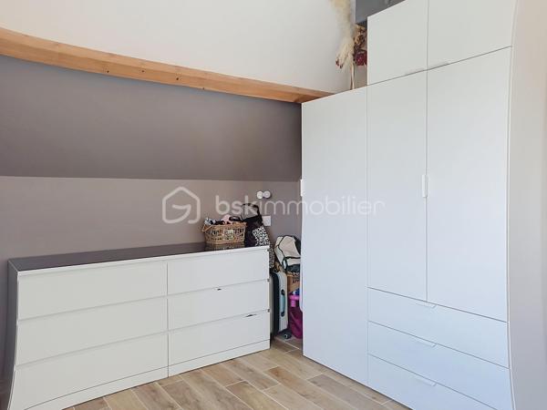 Dole   Maison individuelle entièrement rénovée – 121 m² habitables – Sous-sol complet – Terrain clos de 745 m²

À découvrir sans tarder, cette agréable maison individuelle entièrement rénovée, idéalement située dans un environnement calme de Dole. 

Un hall d'entrée lumineux mène à un salon chaleureux ouvert sur une cuisine équipée récente, aménagée autour d'un îlot central.

Dans son prolongement, une spacieuse véranda constitue un véritable espace de vie supplémentaire, avec un accès au jardin, permettant de profiter pleinement de l'extérieur tout au long de l'année.

Le rez-de-chaussée comprend également une chambre ainsi qu'une salle d'eau récente avec toilettes.

À l'étage, un palier dessert deux belles chambres, un bureau, un WC indépendant ainsi qu'une seconde salle d'eau récemment rénovée, dont les derniers travaux d'aménagement restent à réaliser, offrant ainsi la possibilité de la personnaliser selon vos envies.

Le sous-sol propose de nombreux espaces pratiques avec une grande buanderie, un cellier, un espace chaufferie ainsi qu'un garage.

À l'extérieur, vous profiterez d'une parcelle de 745 m² entièrement clôturée. Un second garage indépendant vient compléter les prestations de ce bien.

Les atouts de cette maison :

✔ Maison entièrement rénovée avec goût
✔ Cuisine équipée récente avec îlot central
✔ Grande véranda lumineuse offrant un véritable espace de vie supplémentaire
✔ Deux garages
✔ Terrain entièrement clôturé de 745 m²
✔ Isolation des murs intérieurs et des combles réalisée
✔ Électricité et plomberie entièrement refaites
✔ Sols rénovés dans l'ensemble de la maison
✔ Menuiseries PVC double vitrage
✔ Salle d'eau récente au rez-de-chaussée
✔ Seconde salle d'eau à l'étage récemment rénovée, à finaliser selon vos envies
✔ Secteur calme et recherché

Une maison soignée, fonctionnelle et lumineuse, idéale pour accueillir votre projet de vie.

Une visite s'impose ! Contactez-moi dès aujourd'hui pour découvrir tout son potentiel.