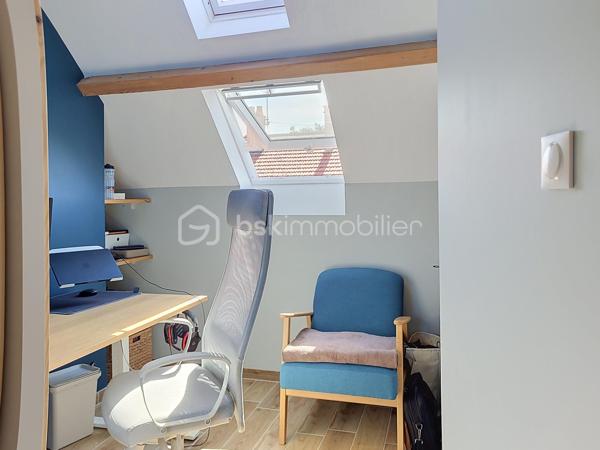 Dole   Maison individuelle entièrement rénovée – 121 m² habitables – Sous-sol complet – Terrain clos de 745 m²

À découvrir sans tarder, cette agréable maison individuelle entièrement rénovée, idéalement située dans un environnement calme de Dole. 

Un hall d'entrée lumineux mène à un salon chaleureux ouvert sur une cuisine équipée récente, aménagée autour d'un îlot central.

Dans son prolongement, une spacieuse véranda constitue un véritable espace de vie supplémentaire, avec un accès au jardin, permettant de profiter pleinement de l'extérieur tout au long de l'année.

Le rez-de-chaussée comprend également une chambre ainsi qu'une salle d'eau récente avec toilettes.

À l'étage, un palier dessert deux belles chambres, un bureau, un WC indépendant ainsi qu'une seconde salle d'eau récemment rénovée, dont les derniers travaux d'aménagement restent à réaliser, offrant ainsi la possibilité de la personnaliser selon vos envies.

Le sous-sol propose de nombreux espaces pratiques avec une grande buanderie, un cellier, un espace chaufferie ainsi qu'un garage.

À l'extérieur, vous profiterez d'une parcelle de 745 m² entièrement clôturée. Un second garage indépendant vient compléter les prestations de ce bien.

Les atouts de cette maison :

✔ Maison entièrement rénovée avec goût
✔ Cuisine équipée récente avec îlot central
✔ Grande véranda lumineuse offrant un véritable espace de vie supplémentaire
✔ Deux garages
✔ Terrain entièrement clôturé de 745 m²
✔ Isolation des murs intérieurs et des combles réalisée
✔ Électricité et plomberie entièrement refaites
✔ Sols rénovés dans l'ensemble de la maison
✔ Menuiseries PVC double vitrage
✔ Salle d'eau récente au rez-de-chaussée
✔ Seconde salle d'eau à l'étage récemment rénovée, à finaliser selon vos envies
✔ Secteur calme et recherché

Une maison soignée, fonctionnelle et lumineuse, idéale pour accueillir votre projet de vie.

Une visite s'impose ! Contactez-moi dès aujourd'hui pour découvrir tout son potentiel.