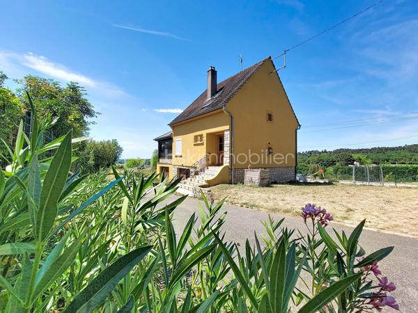 Dole   Maison individuelle entièrement rénovée – 121 m² habitables – Sous-sol complet – Terrain clos de 745 m²

À découvrir sans tarder, cette agréable maison individuelle entièrement rénovée, idéalement située dans un environnement calme de Dole. 

Un hall d'entrée lumineux mène à un salon chaleureux ouvert sur une cuisine équipée récente, aménagée autour d'un îlot central.

Dans son prolongement, une spacieuse véranda constitue un véritable espace de vie supplémentaire, avec un accès au jardin, permettant de profiter pleinement de l'extérieur tout au long de l'année.

Le rez-de-chaussée comprend également une chambre ainsi qu'une salle d'eau récente avec toilettes.

À l'étage, un palier dessert deux belles chambres, un bureau, un WC indépendant ainsi qu'une seconde salle d'eau récemment rénovée, dont les derniers travaux d'aménagement restent à réaliser, offrant ainsi la possibilité de la personnaliser selon vos envies.

Le sous-sol propose de nombreux espaces pratiques avec une grande buanderie, un cellier, un espace chaufferie ainsi qu'un garage.

À l'extérieur, vous profiterez d'une parcelle de 745 m² entièrement clôturée. Un second garage indépendant vient compléter les prestations de ce bien.

Les atouts de cette maison :

✔ Maison entièrement rénovée avec goût
✔ Cuisine équipée récente avec îlot central
✔ Grande véranda lumineuse offrant un véritable espace de vie supplémentaire
✔ Deux garages
✔ Terrain entièrement clôturé de 745 m²
✔ Isolation des murs intérieurs et des combles réalisée
✔ Électricité et plomberie entièrement refaites
✔ Sols rénovés dans l'ensemble de la maison
✔ Menuiseries PVC double vitrage
✔ Salle d'eau récente au rez-de-chaussée
✔ Seconde salle d'eau à l'étage récemment rénovée, à finaliser selon vos envies
✔ Secteur calme et recherché

Une maison soignée, fonctionnelle et lumineuse, idéale pour accueillir votre projet de vie.

Une visite s'impose ! Contactez-moi dès aujourd'hui pour découvrir tout son potentiel.
