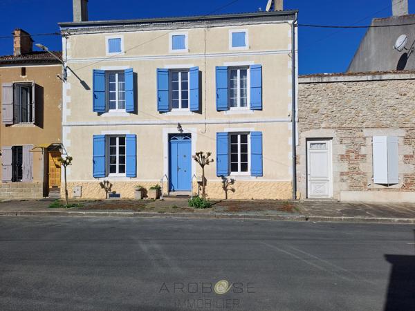 Maison de village 8 pièces, à pied des commerces, avec véranda, jardinet et grand garage