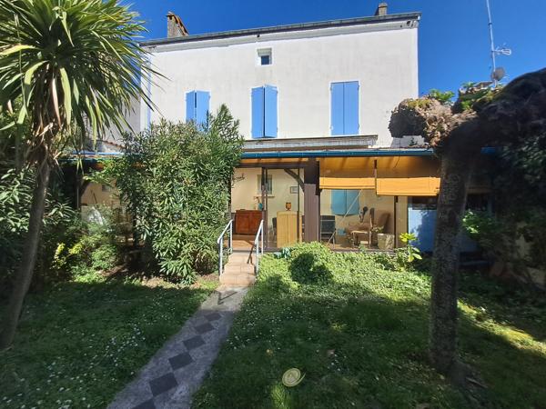 Maison de village 8 pièces, à pied des commerces, avec véranda, jardinet et grand garage