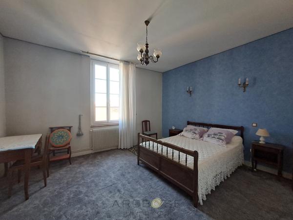 Maison de village 8 pièces, à pied des commerces, avec véranda, jardinet et grand garage