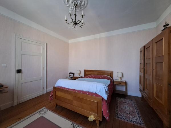 Maison de village 8 pièces, à pied des commerces, avec véranda, jardinet et grand garage