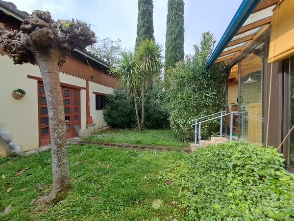 Maison de village 8 pièces, à pied des commerces, avec véranda, jardinet et grand garage