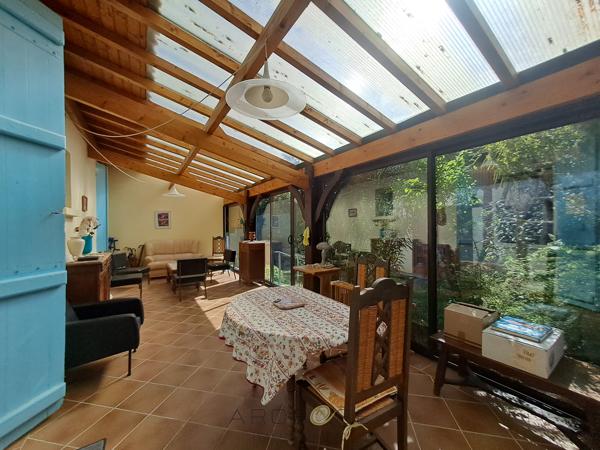Maison de village 8 pièces, à pied des commerces, avec véranda, jardinet et grand garage