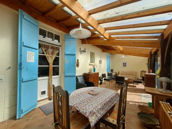Maison de village 8 pièces, à pied des commerces, avec véranda, jardinet et grand garage