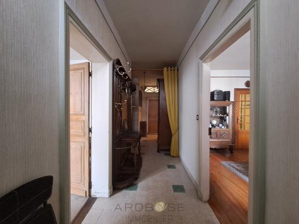 Maison de village 8 pièces, à pied des commerces, avec véranda, jardinet et grand garage