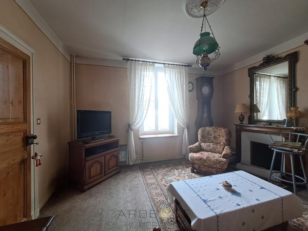 Maison de village 8 pièces, à pied des commerces, avec véranda, jardinet et grand garage