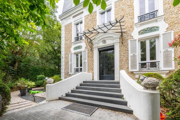 Triangle d'or, belle propriété avec maison de Maître et maison annexe sur jardin et piscine.