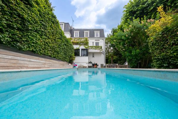 Triangle d'or, belle propriété avec maison de Maître et maison annexe sur jardin et piscine.
