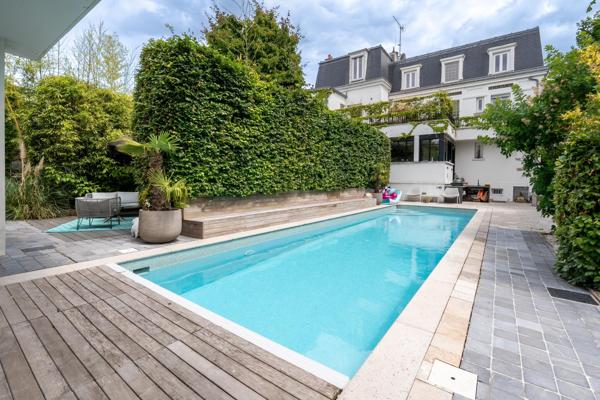 Triangle d'or, belle propriété avec maison de Maître et maison annexe sur jardin et piscine.