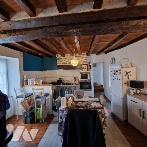 A vendre, une maison de bourg surélevée, mitoyenne d'un côté, en pierres, de plain-pied compren...