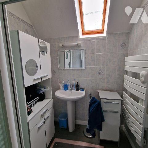 A vendre, une maison de bourg surélevée, mitoyenne d'un côté, en pierres, de plain-pied compren...