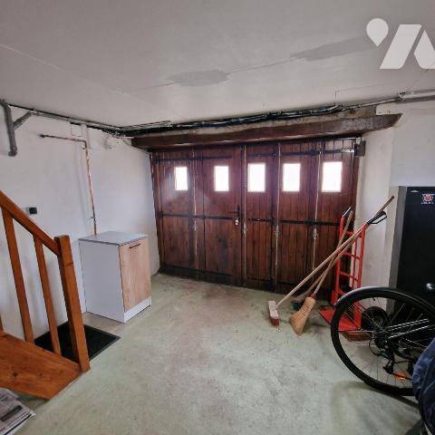 A vendre, une maison de bourg surélevée, mitoyenne d'un côté, en pierres, de plain-pied compren...