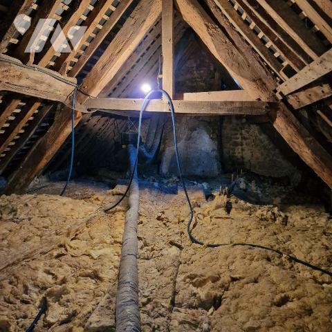 A vendre, une maison de bourg surélevée, mitoyenne d'un côté, en pierres, de plain-pied compren...