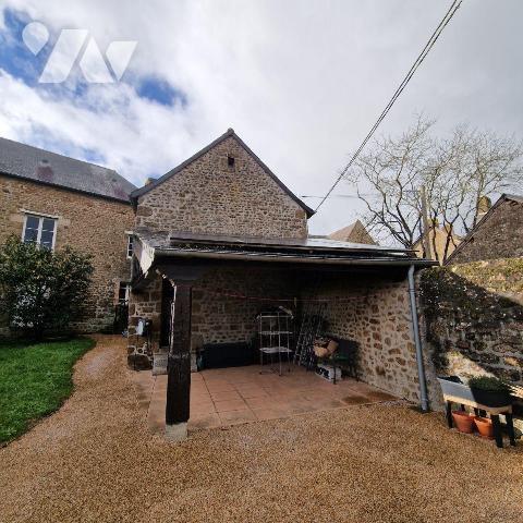 A vendre, une maison de bourg surélevée, mitoyenne d'un côté, en pierres, de plain-pied compren...