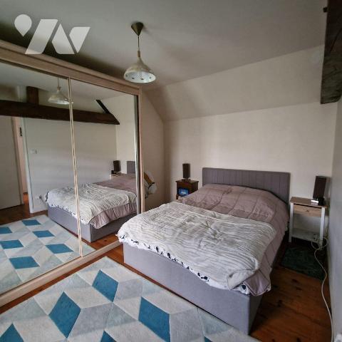 A vendre, une maison de bourg surélevée, mitoyenne d'un côté, en pierres, de plain-pied compren...