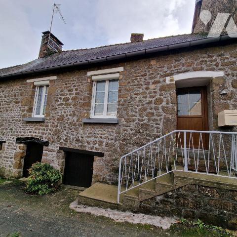 A vendre, une maison de bourg surélevée, mitoyenne d'un côté, en pierres, de plain-pied compren...