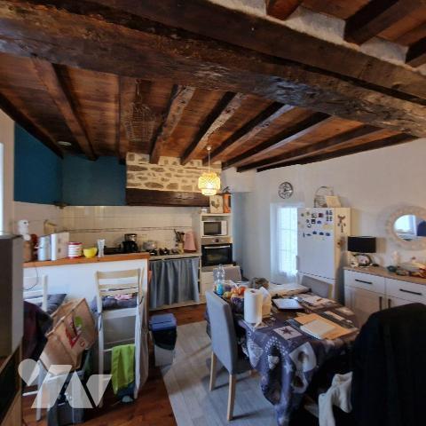 A vendre, une maison de bourg surélevée, mitoyenne d'un côté, en pierres, de plain-pied compren...