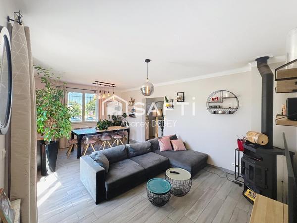 À Sanary-sur-Mer, haut de villa T4 de 93 m² - 689 m² de terrain privatif, accès totalement indépendant et sans aucune partie commune – le confort d’une maison à 1 km du port !