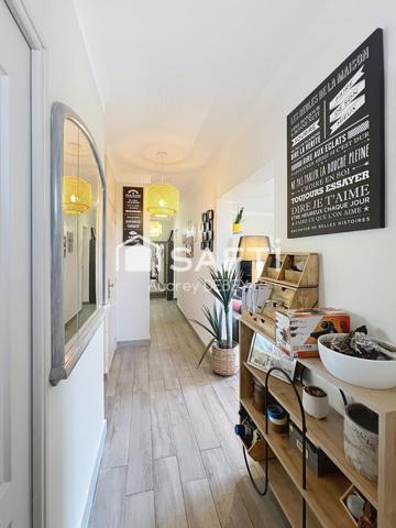 À Sanary-sur-Mer, haut de villa T4 de 93 m² - 689 m² de terrain privatif, accès totalement indépendant et sans aucune partie commune – le confort d’une maison à 1 km du port !