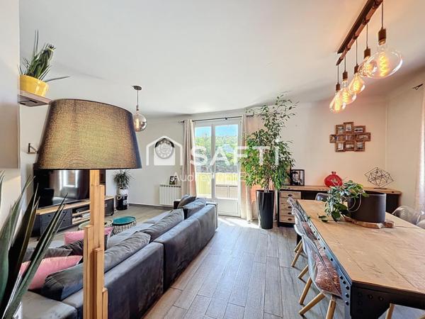 À Sanary-sur-Mer, haut de villa T4 de 93 m² - 689 m² de terrain privatif, accès totalement indépendant et sans aucune partie commune – le confort d’une maison à 1 km du port !