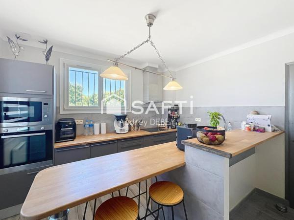 À Sanary-sur-Mer, haut de villa T4 de 93 m² - 689 m² de terrain privatif, accès totalement indépendant et sans aucune partie commune – le confort d’une maison à 1 km du port !