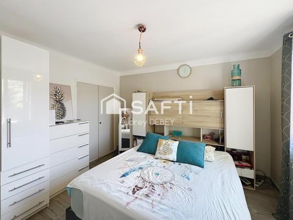 À Sanary-sur-Mer, haut de villa T4 de 93 m² - 689 m² de terrain privatif, accès totalement indépendant et sans aucune partie commune – le confort d’une maison à 1 km du port !