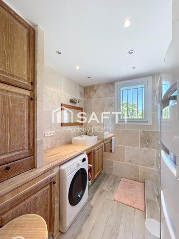 À Sanary-sur-Mer, haut de villa T4 de 93 m² - 689 m² de terrain privatif, accès totalement indépendant et sans aucune partie commune – le confort d’une maison à 1 km du port !