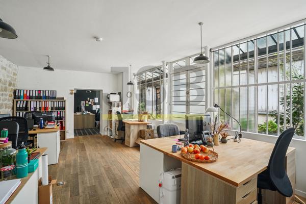 75002 - TRES RARE - SENTIER MONTORGUEIL - IMMEUBLE INDEPENDANT SUR COUR - 88 M2