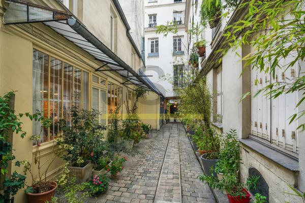 75002 - TRES RARE - SENTIER MONTORGUEIL - IMMEUBLE INDEPENDANT SUR COUR - 88 M2