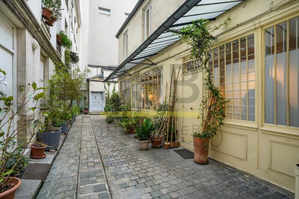 75002 - TRES RARE - SENTIER MONTORGUEIL - IMMEUBLE INDEPENDANT SUR COUR - 88 M2
