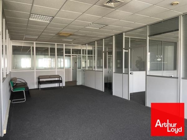 Bureaux à louer à Mauguio avec 7 stationnements et open space