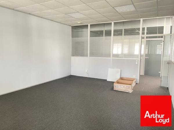 Bureaux à louer à Mauguio avec 7 stationnements et open space