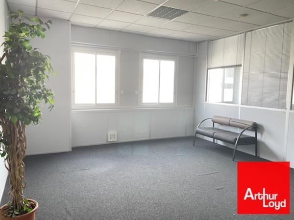 Bureaux à louer à Mauguio avec 7 stationnements et open space