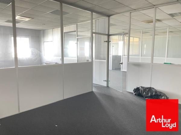 Bureaux à louer à Mauguio avec 7 stationnements et open space