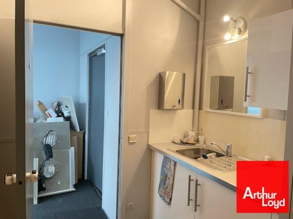 Bureaux à louer à Mauguio avec 7 stationnements et open space